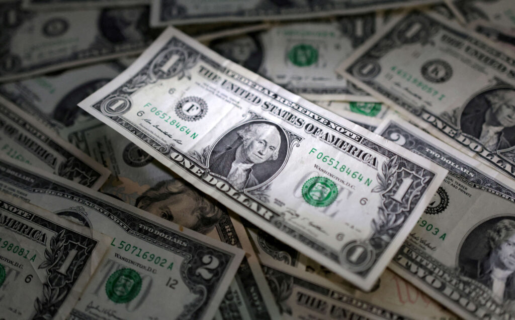 Dólar acompanha apetite por risco externo com expectativa por dados dos EUA e alívio sobre China