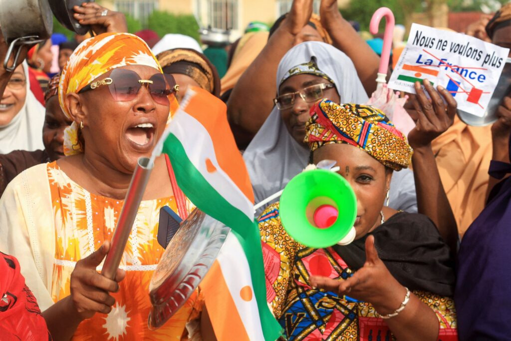 Embaixador da França no Níger deixa país africano após golpe
