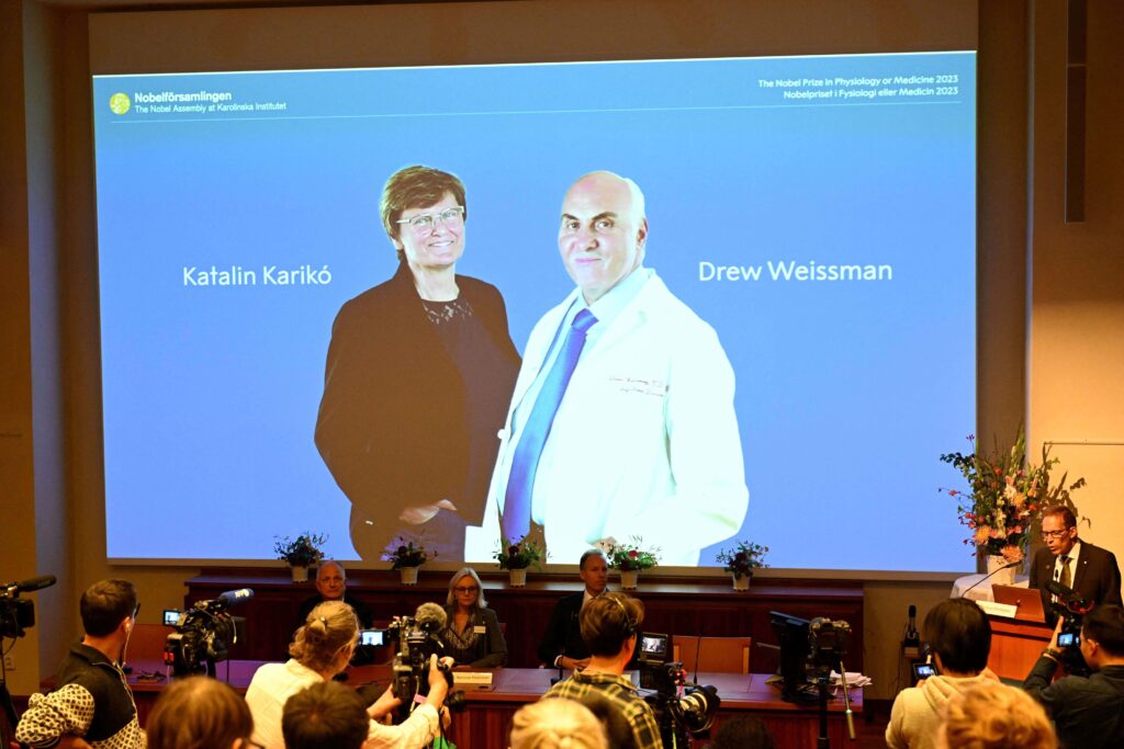 Cientistas de Hungria e EUA ganham Nobel de Medicina por descoberta relacionada à vacina contra Covid-19