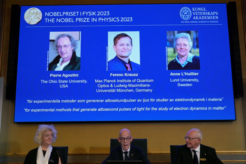 Trio ganha Nobel de Física de 2023 pelo uso da luz para estudar elétrons