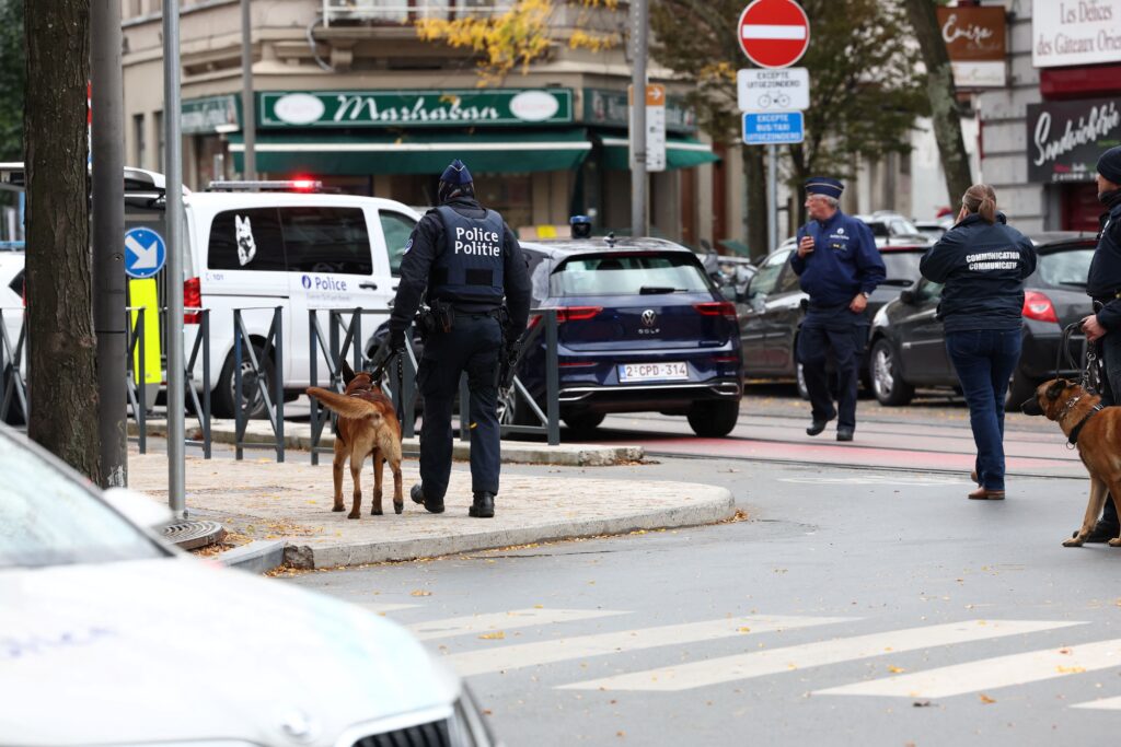 Atirador que matou dois suecos em Bruxelas morre após ser baleado pela polícia
