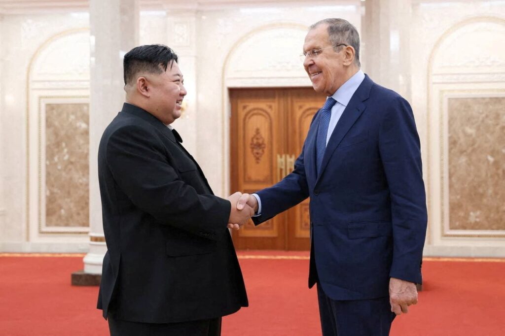 Chanceler russo se reúne com líder norte-coreano Kim e promete apoio a Pyongyang