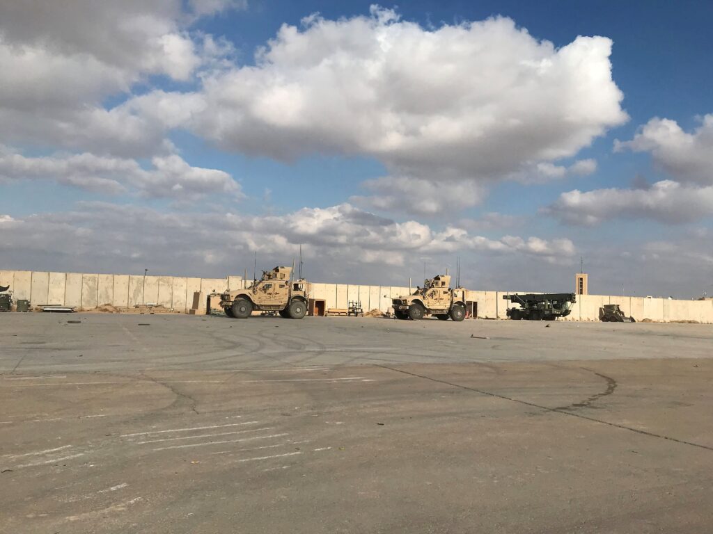 Foguetes e drones atingem bases iraquianas que abrigam forças dos EUA