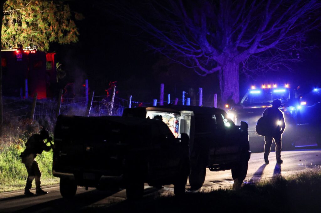 Caça ao atirador que matou 18 pessoas no Maine se estende por mais uma noite