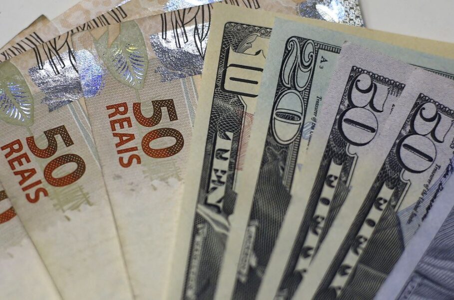 Dólar se descola do exterior e sobe ante real após fala de Haddad sobre fiscal