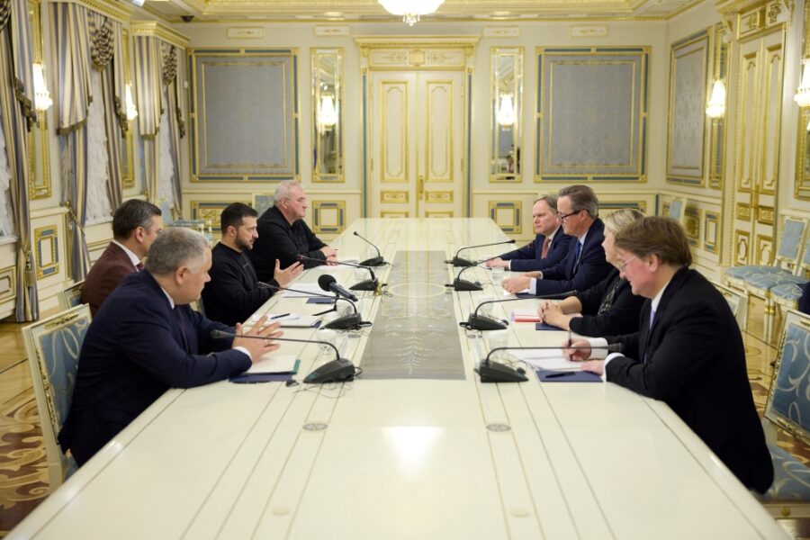 Cameron se encontra com Zelenskiy em Kiev durante 1ª viagem como novo chanceler britânico