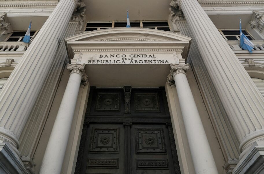 Banco central da Argentina fixa taxa básica de juros em 100%, ante 133% anteriormente