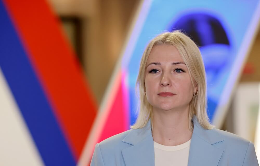 Pré-candidata com discurso antiguerra é impedida de concorrer contra Putin na Rússia