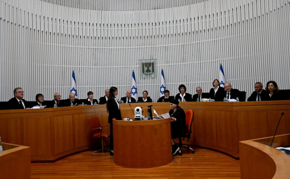 Suprema Corte de Israel adia lei que protege primeiro-ministro de afastamento forçado