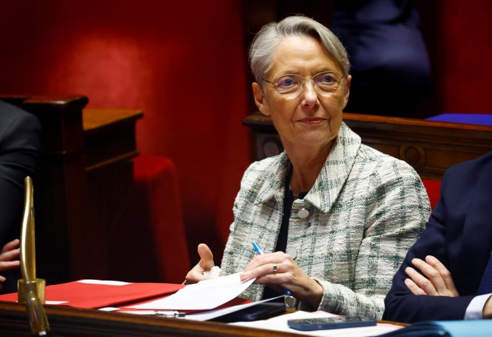 Primeira-ministra francesa renuncia, e Macron nomeará novo ministério