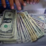 Dólar à vista sobe ante real apesar de queda ante divisas fortes no exterior