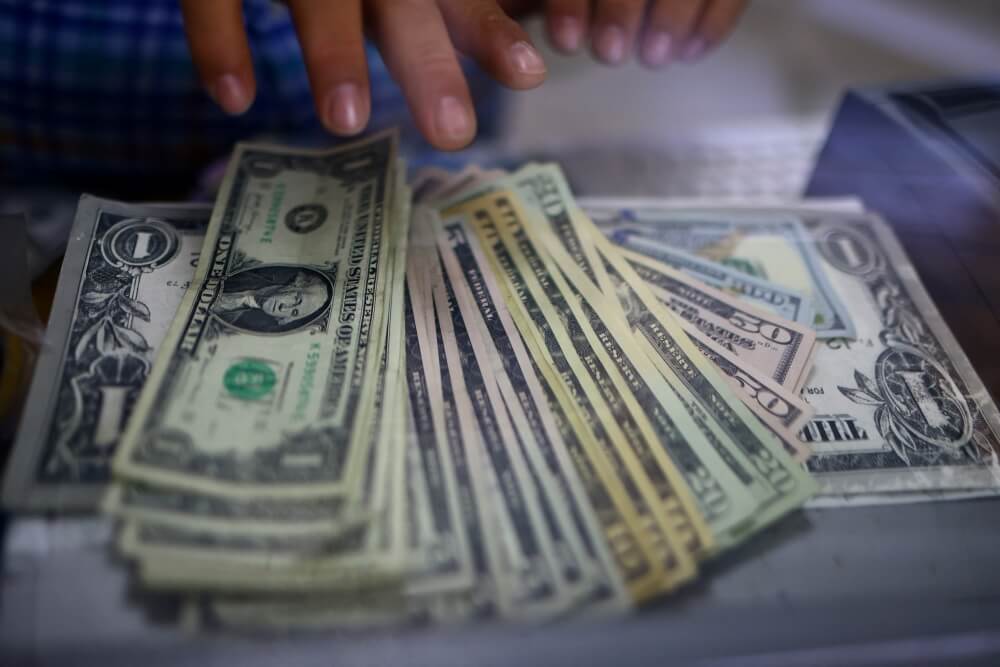 Dólar à vista sobe ante real apesar de queda ante divisas fortes no exterior