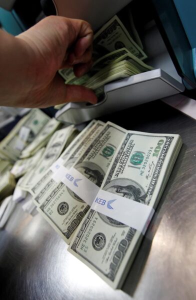 Dólar tem leve alta com expectativa por decisões de política monetária