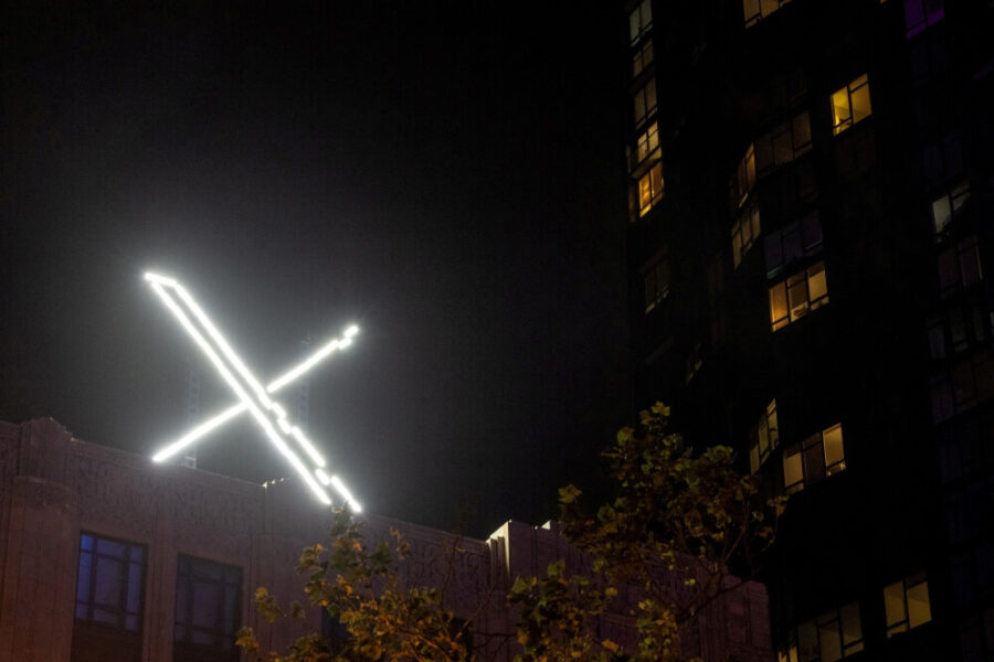 logotipo da rede social "x" em um prédio