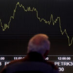 Ibovespa hesita com alta de ações ligadas a commodities, mas Wall St negativo