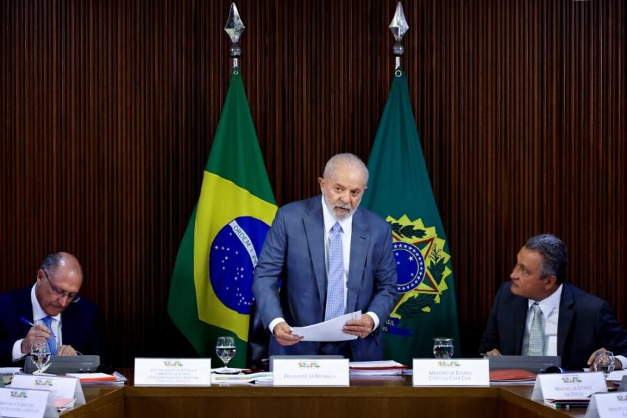 Lula na frente da bandeira do Brasil