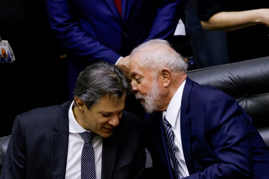 Lula conversando com Haddad