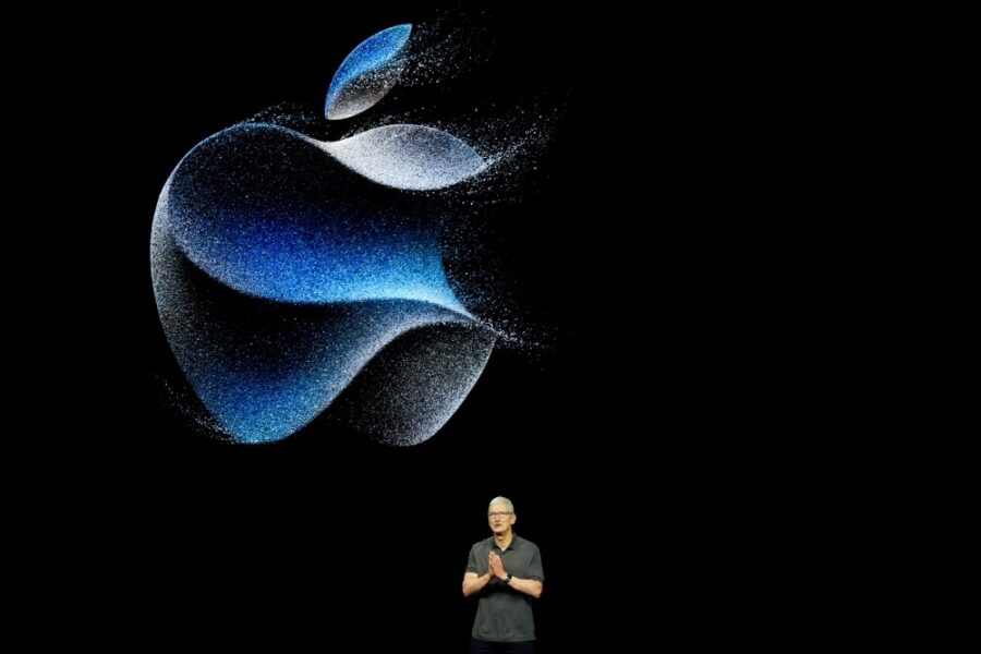 Homem na frente do símbolo da Apple com fundo preto