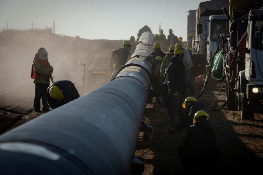 trabalhadores ao lado de gasoduto no Paraguai