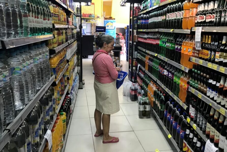 imagem de mulher no mercado