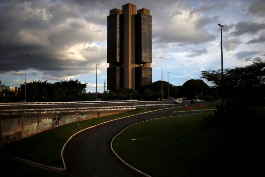 foto de paisagem urbana com prédio, fundo com céu nublado e estrada na frente