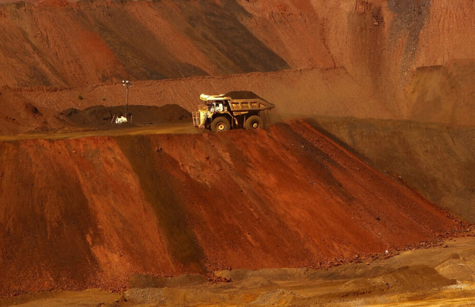 imagem de caminhão levando minério de ferro