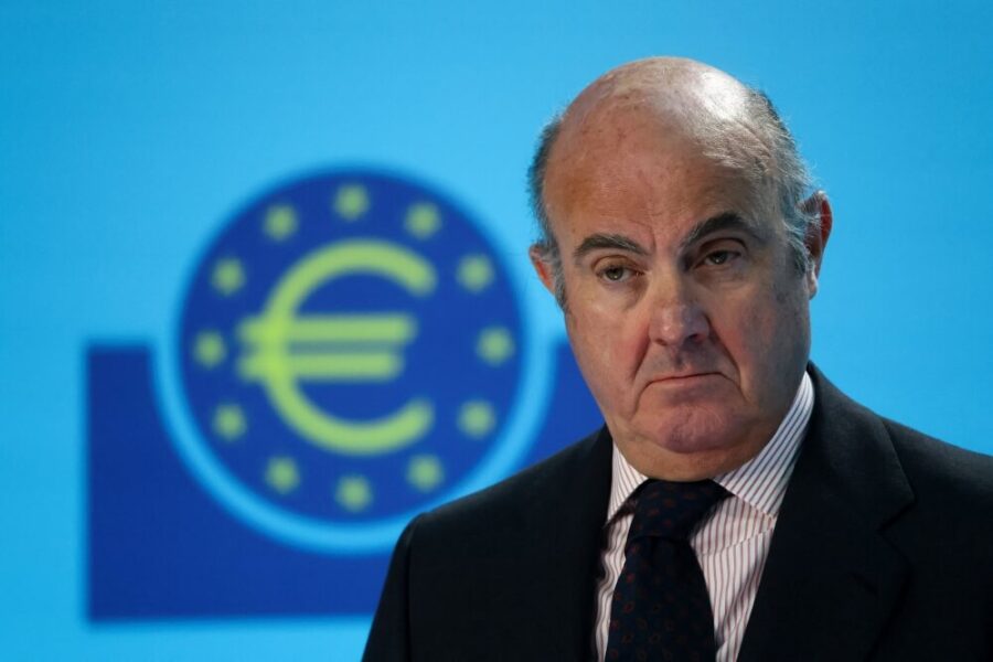 foto de homem com fundo do logo do BCE