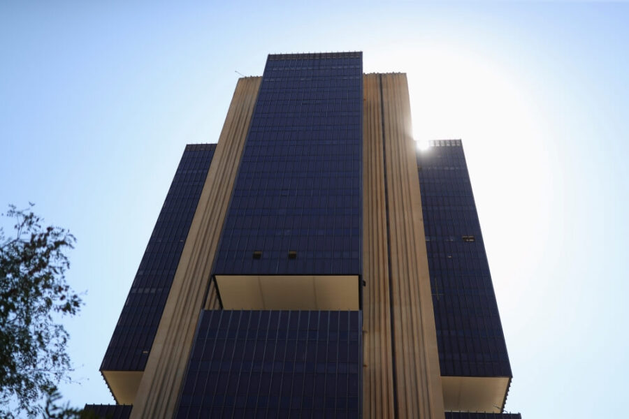 Foto do prédio do Banco Central com céu ensolarado