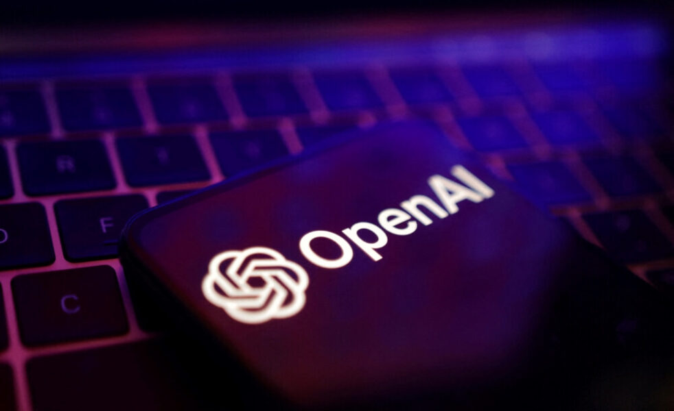 Imagem de logo da OpenAI sobre teclado de notebook