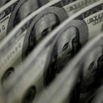 Dólar recua ligeiramente frente ao real em linha com exterior