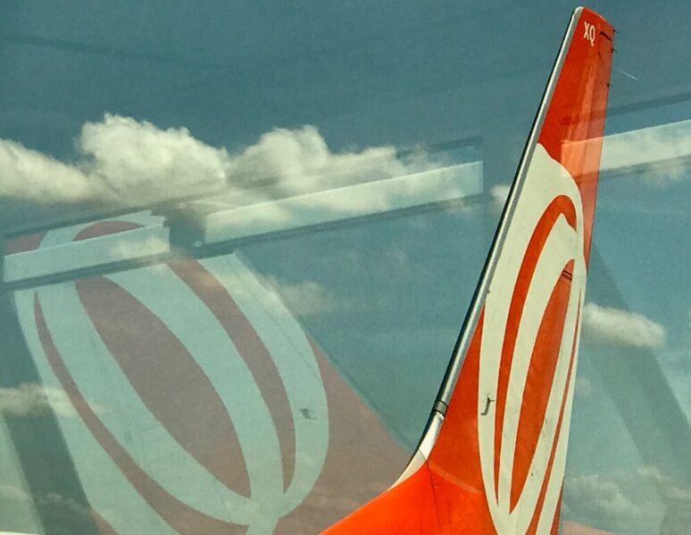 Foto da parte traseira de um avião da empresa aérea Gol