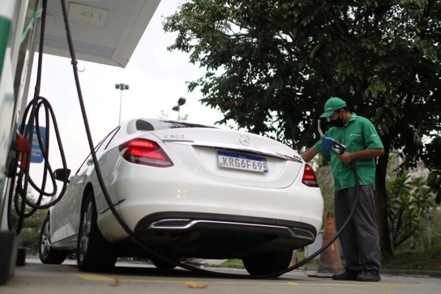 carro branco abastecido por etanol