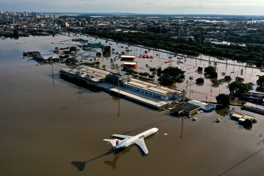 Foto do aeroporto Salgado Filho após enchentes