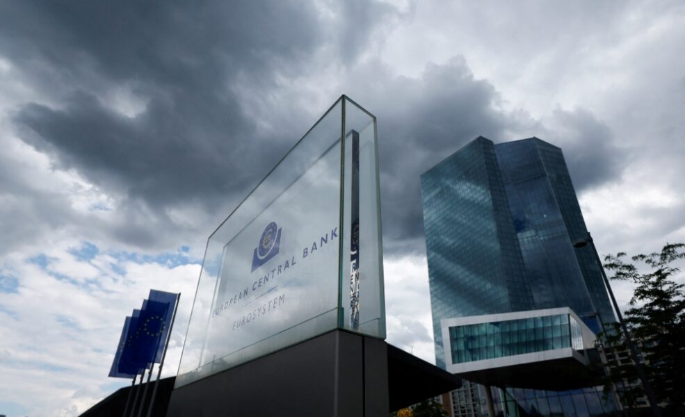 Imagem do prédio do BCE com céu nublado no fundo
