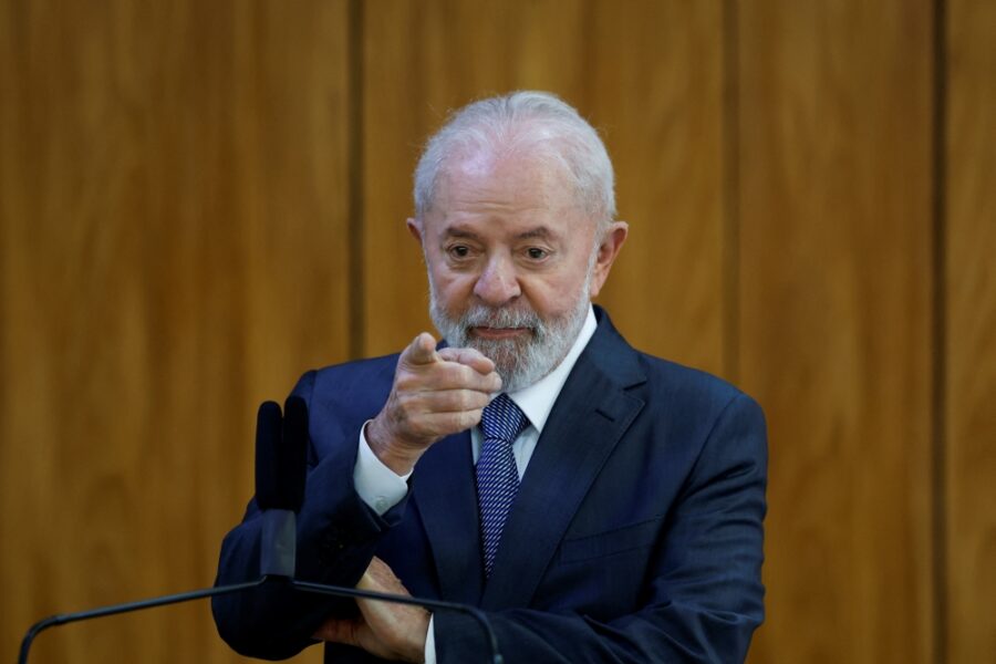 Lula apontando dedo