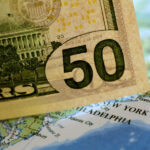 Dólar abre com queda de quase 1% após anúncio de contenção orçamentária de R$15 bi