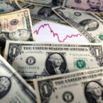 Dólar abre com queda enquanto investidores analisam desistência de Biden