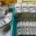 Dólar abre em queda com retomada da normalidade