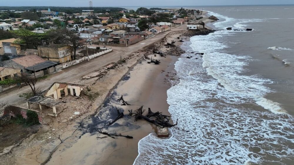 Litoral brasileiro sofre devastação crescente com avanço do mar acelerado por mudança climática