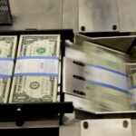 Dólar recua na contramão do exterior em meio à cenário positivo para o real