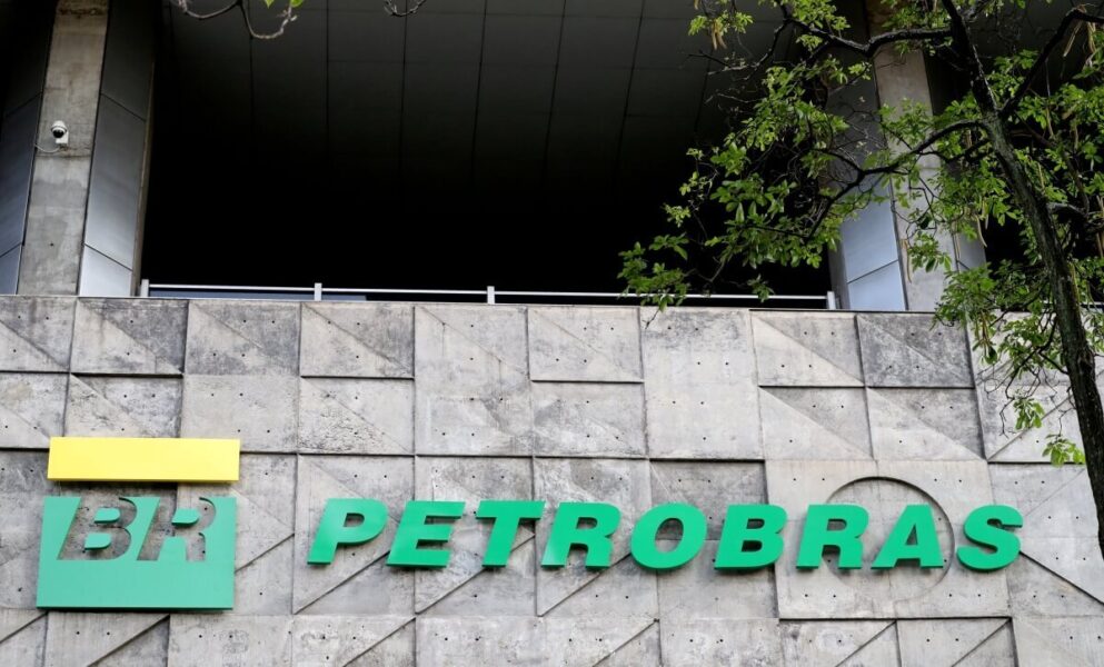 Petrobras deve reduzir investimentos previstos para 2025, dizem fontes