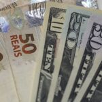 Dólar sobe com queda de commodities e incertezas em foco