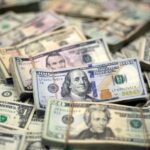 Dólar tem leve baixa ante o real com risco fiscal contendo impulso do exterior