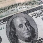 Dólar sobe em linha com exterior em meio à pressão de Fed e eleição dos EUA