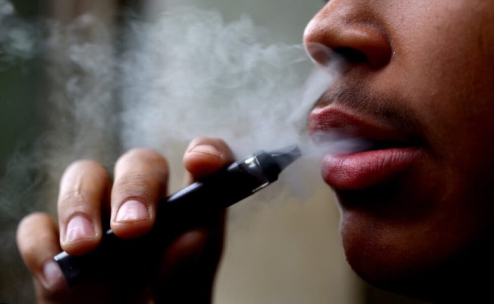 Reino Unido proibirá vapes descartáveis a partir de junho para conter uso por adolescentes