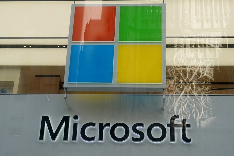 Meta e Microsoft ampliam investimentos em IA, mas Wall Street pressiona por retorno rápido. Entenda o impacto dos gastos nas ações das big techs!