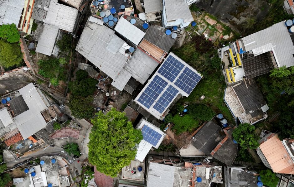 Projeto de energia solar em favelas brasileiras espera brilhar sob holofotes do G20