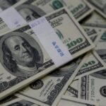 Dólar tem leve baixa ante o real com mercado à espera de pacote fiscal