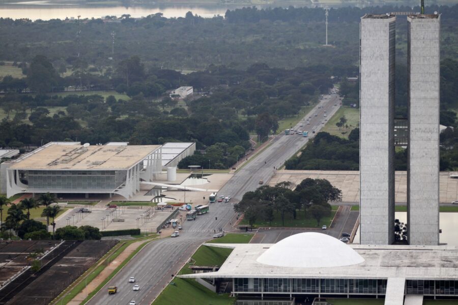 Vista aérea do governo, Congresso Nacional e Palácio da Alvorada em Brasília, destacando a arquitetura moderna e o paisagismo exuberante da cidade.