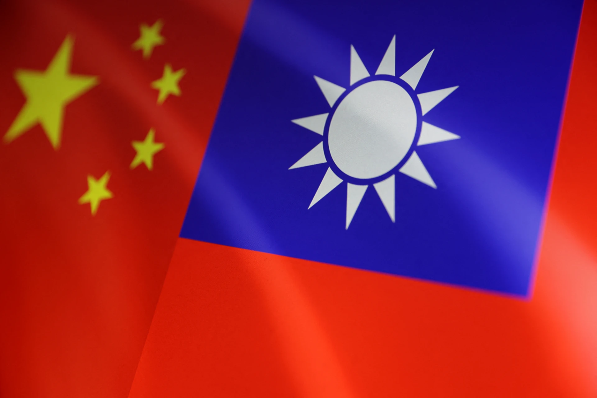 Imagem mostrando as bandeiras da China e de Taiwan, representando a complexa relação entre os dois países. As bandeiras são apresentadas de forma vibrante e detalhada.